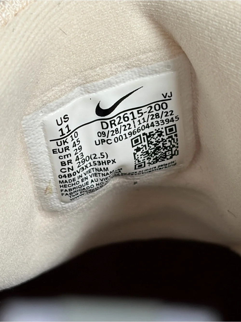 Nike Men’s Invincible Run 3 Sneaker in Cream with Green and Black Accents
